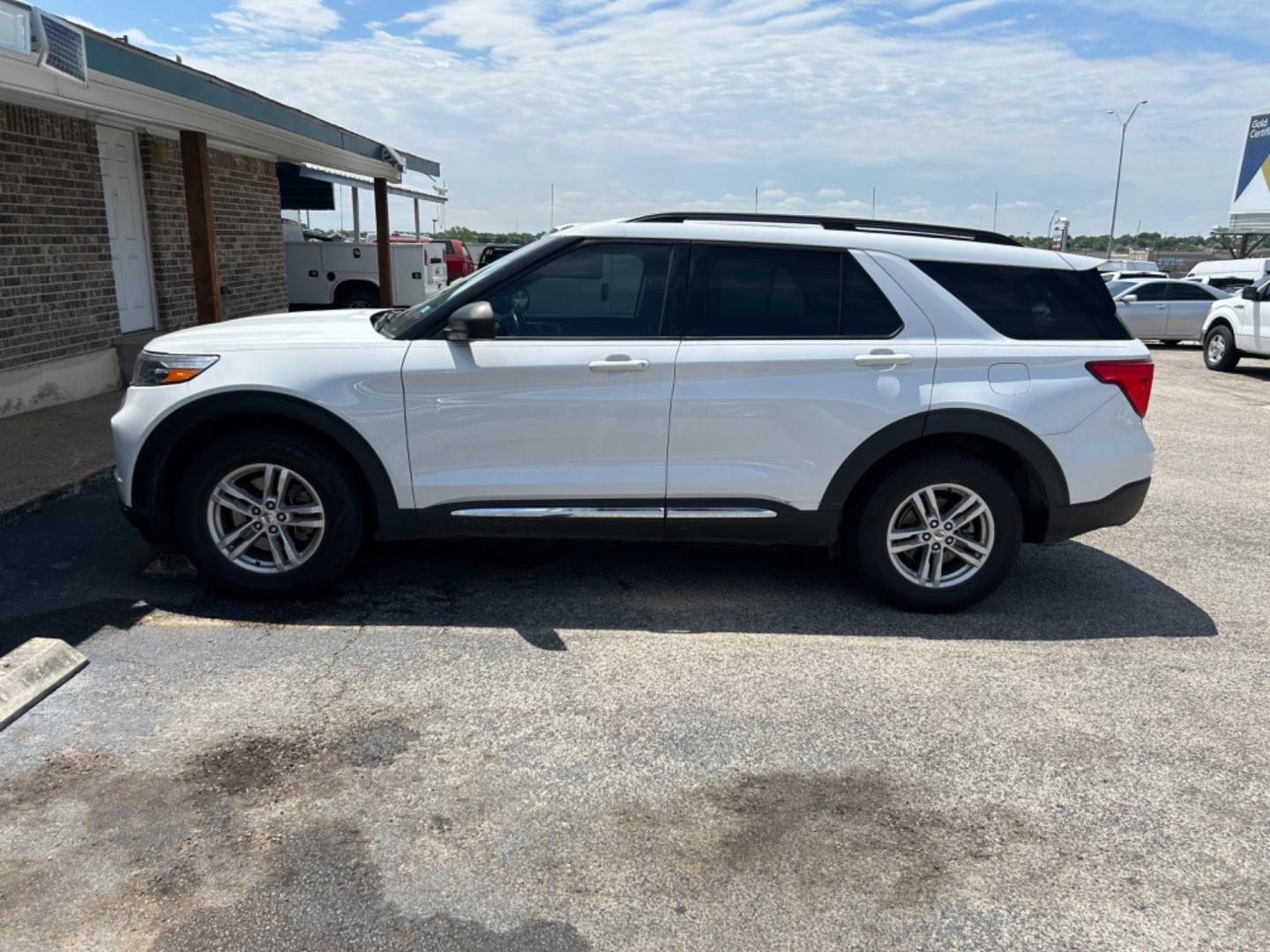 2020 White Ford Explorer XLT AWD (1FMSK8DHXLG) with an 2.3L L4 DOHC 16V engine, 10A transmission, located at 1687 Business 35 S, New Braunfels, TX, 78130, (830) 625-7159, 29.655487, -98.051491 - Photo#18